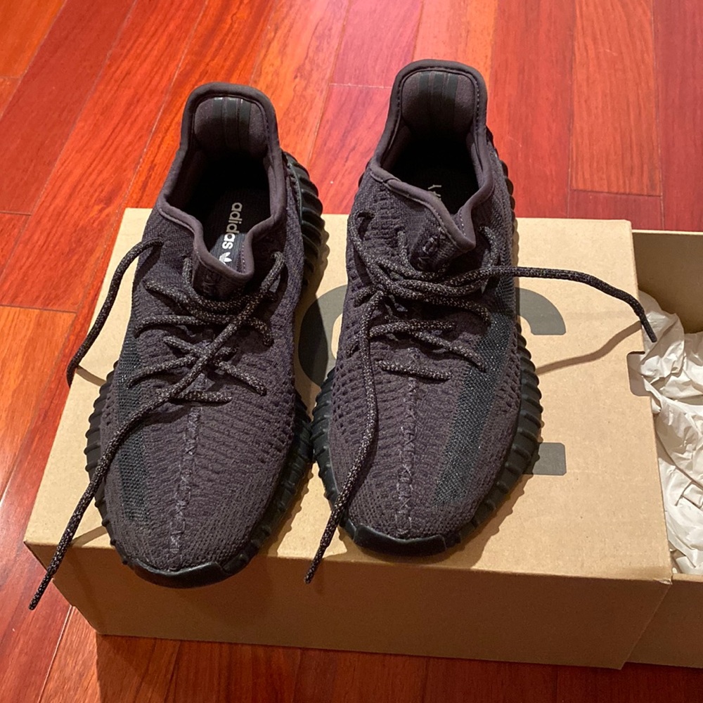 Black Yeezys US 7
